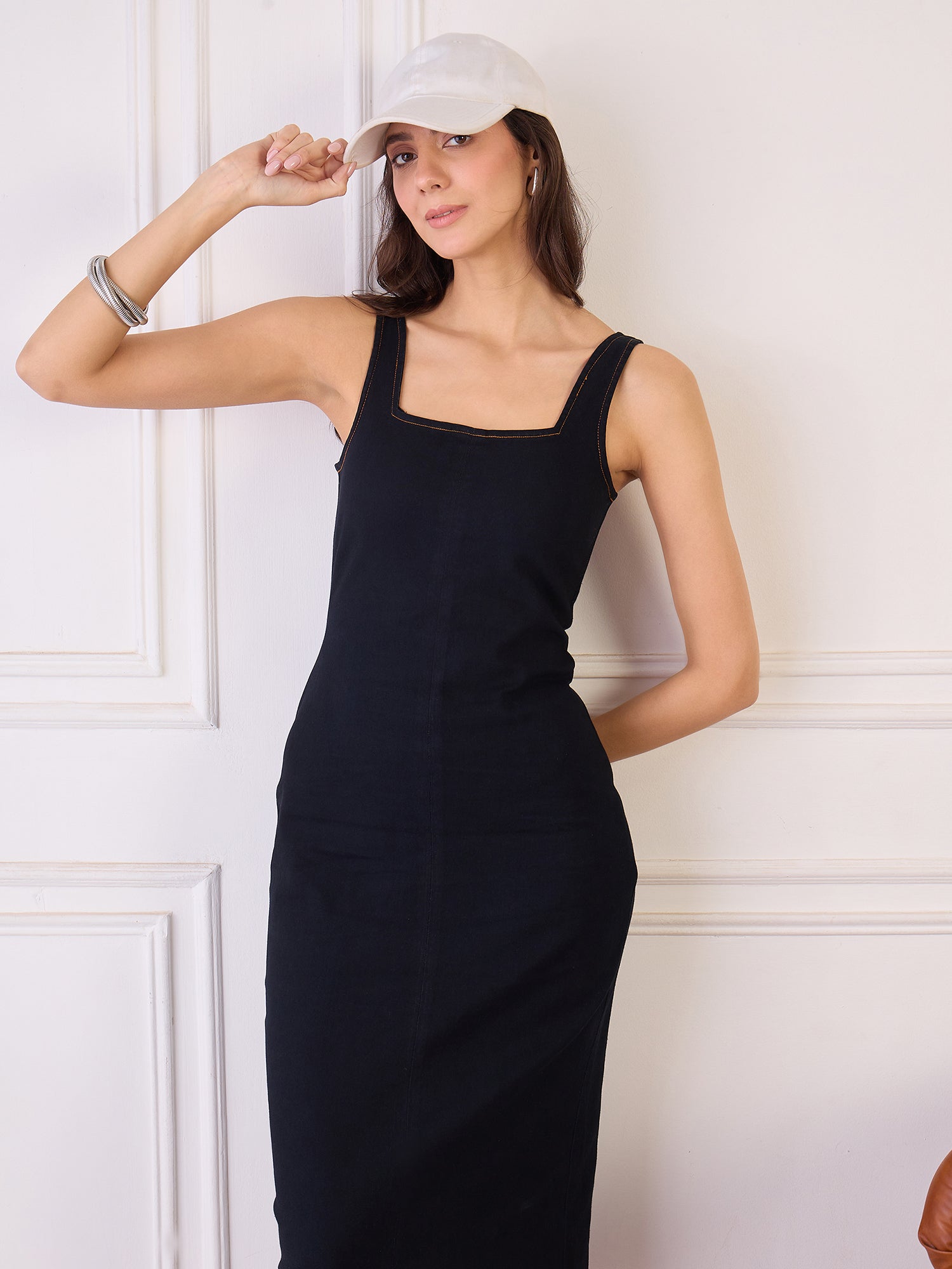 BLACK SQUARE NECK DRSS